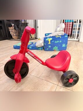 Classic Red Ride-On Trike for Kids Radio Flyer